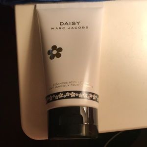Marc Jacobs Daisy Luminous body lotion 5.1 fl oz
